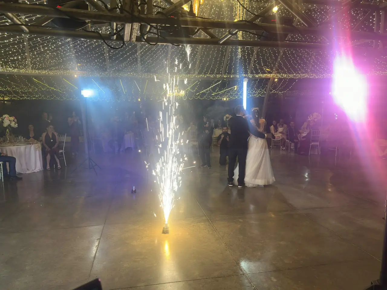Primer baile de los novios con chispas frías y luces