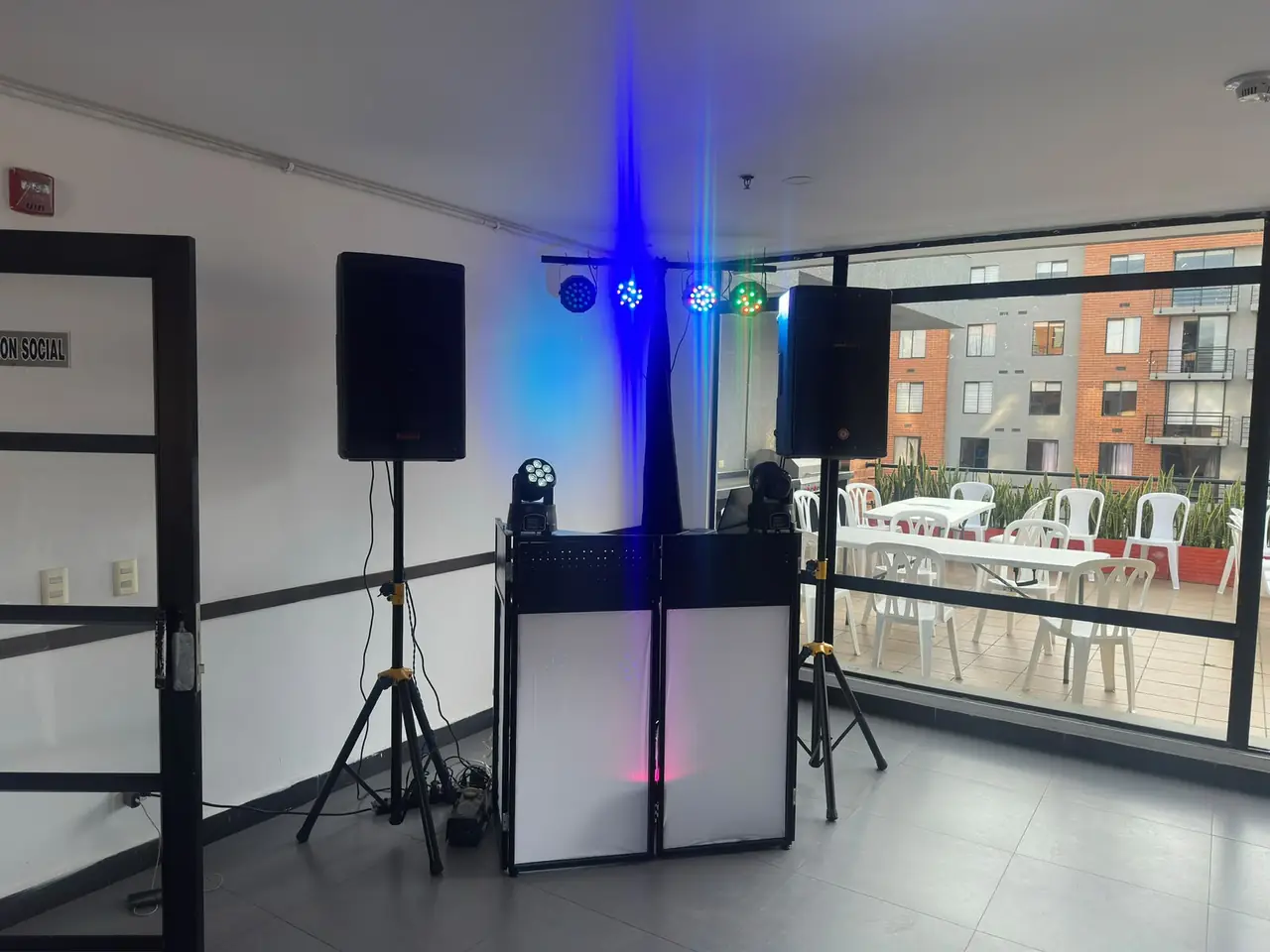 Cabina de DJ con luces robóticas