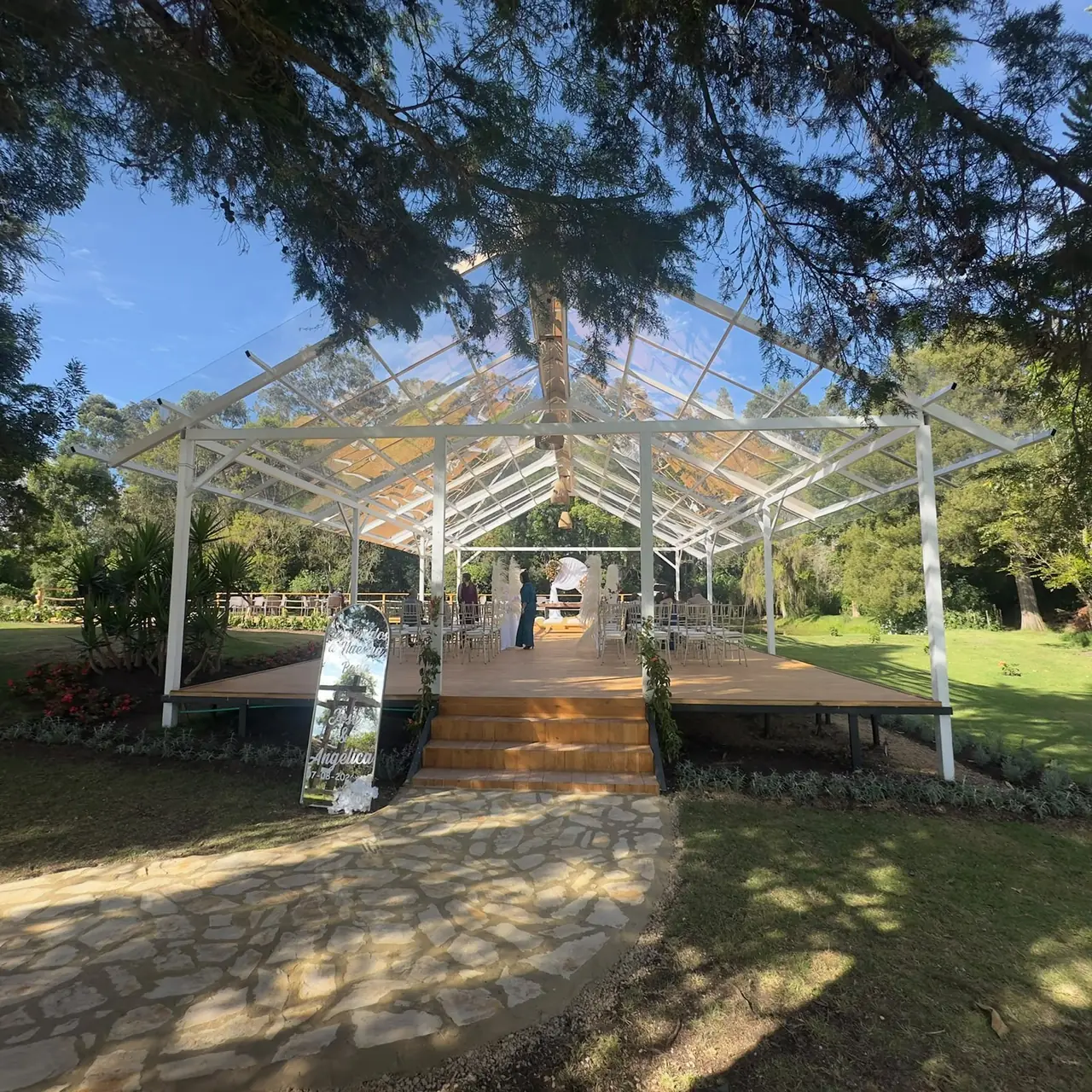 Estructura de carpa transparente en jardín