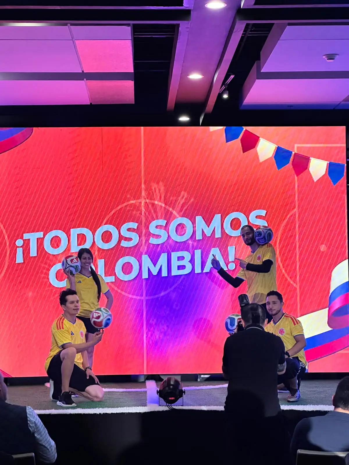 Show en escenario con pantalla LED en evento de marca
