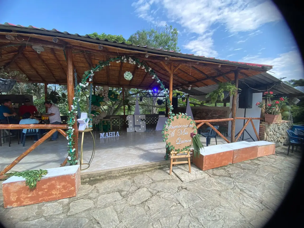 Decoración de celebración en quiosco campestre