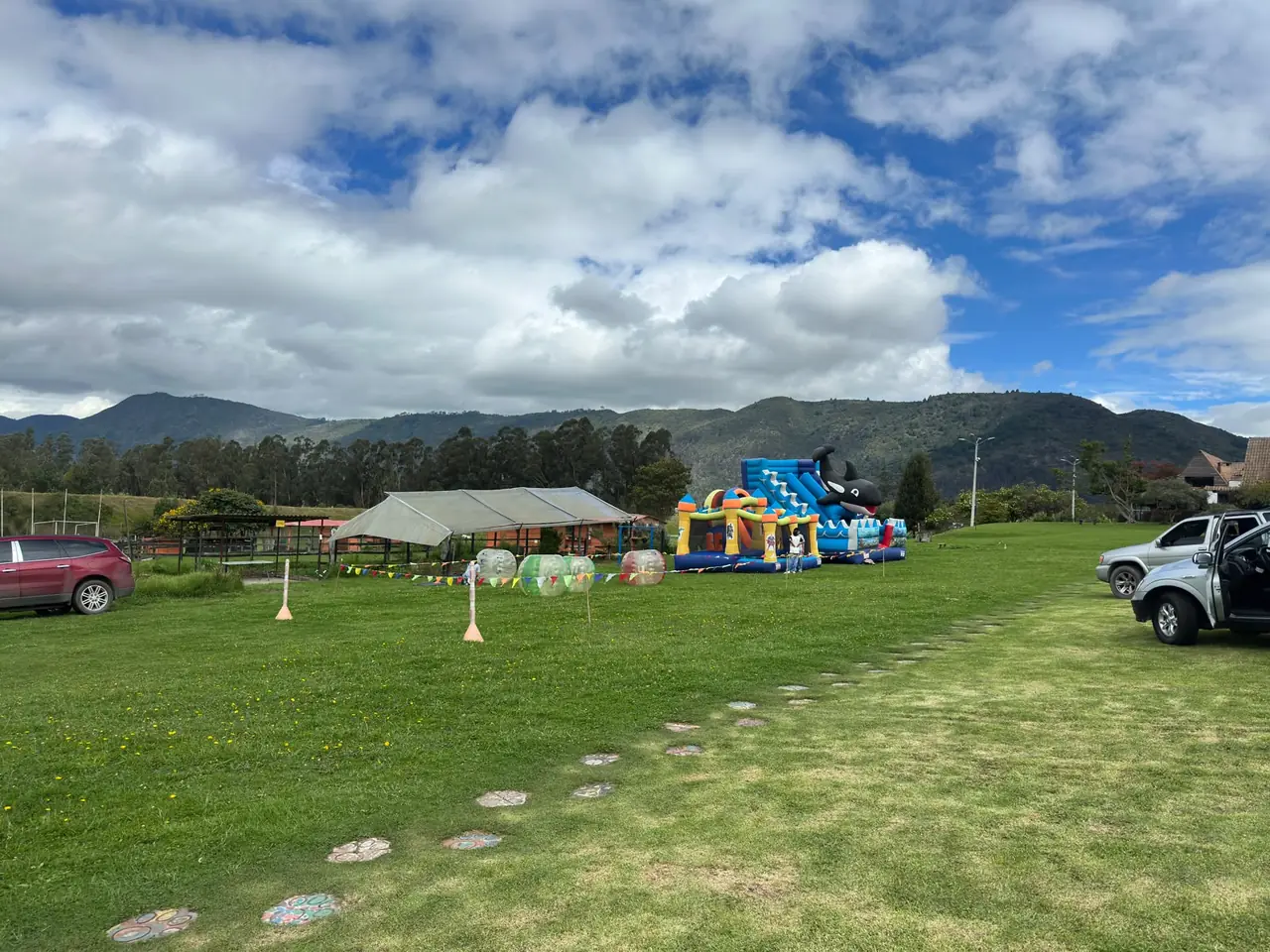 Día de la familia en finca con inflables y burbujas acuáticas