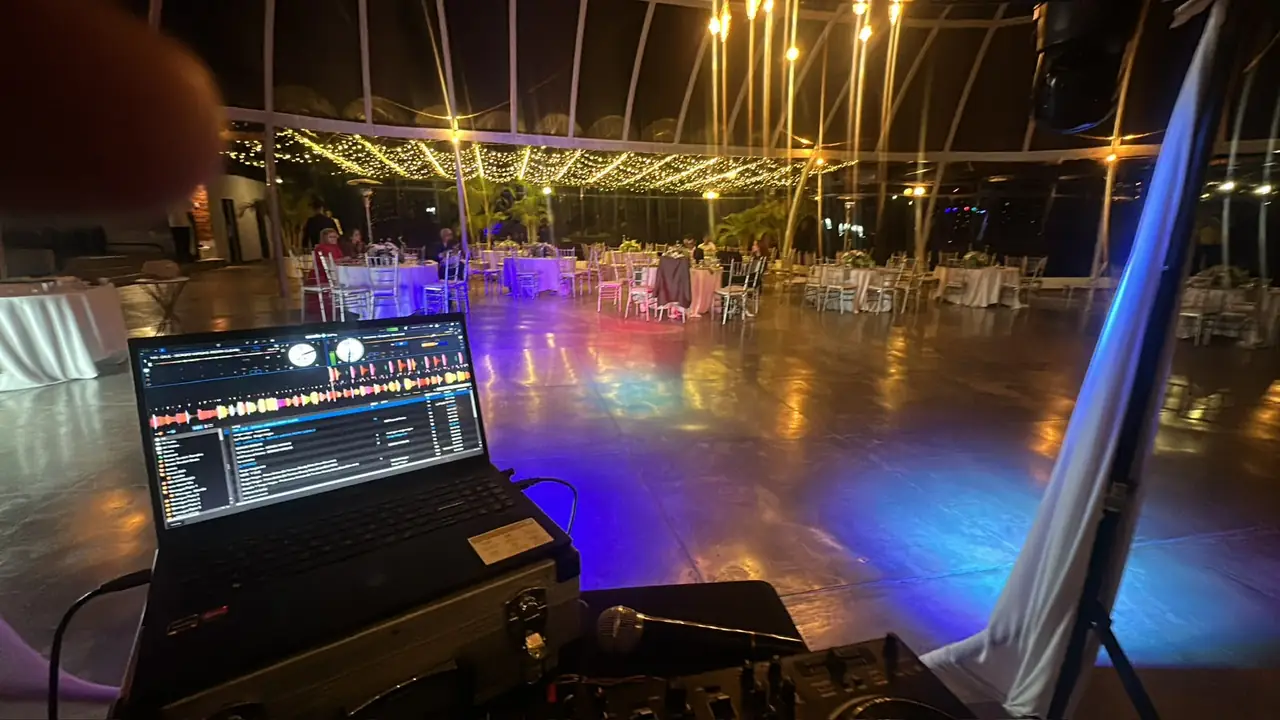 DJ en vivo con pista iluminada