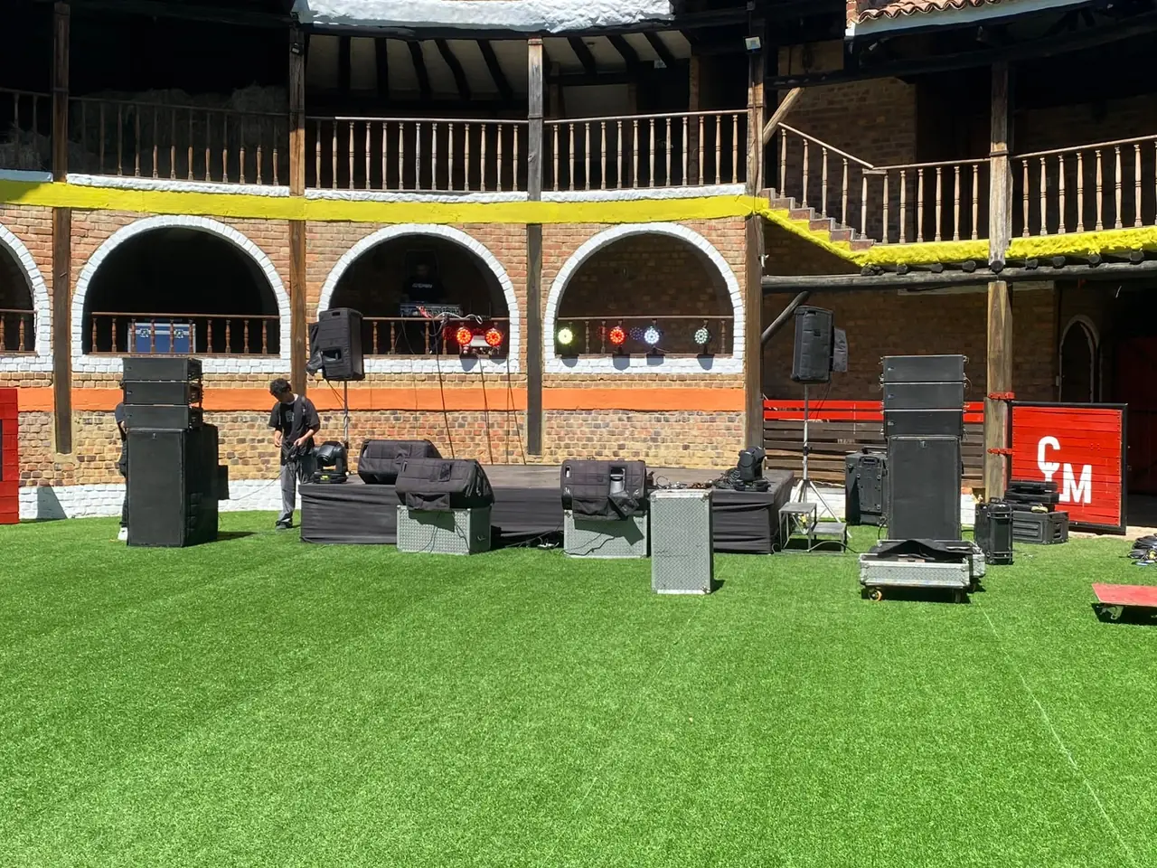Montaje de escenario, sonido e iluminación en exteriores