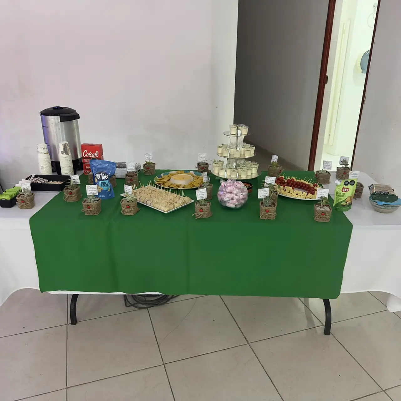 Estación de café con samovar y pasabocas