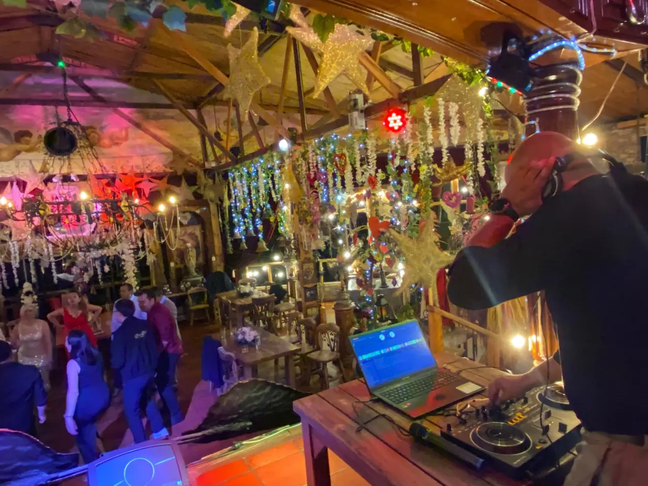 Fiesta con DJ y decoración de luces