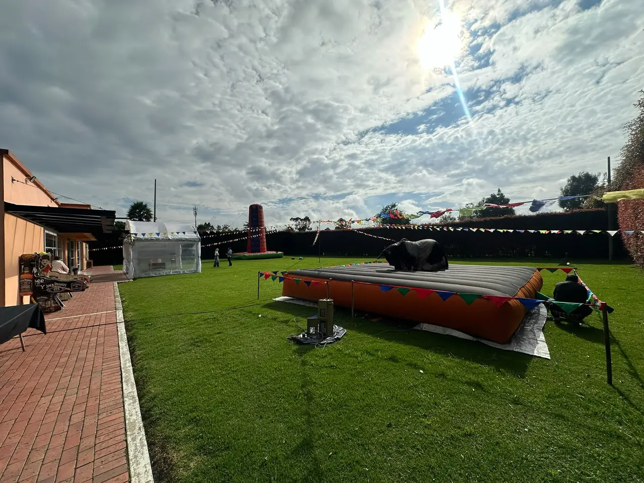 Atracción inflable instalada en jardín
