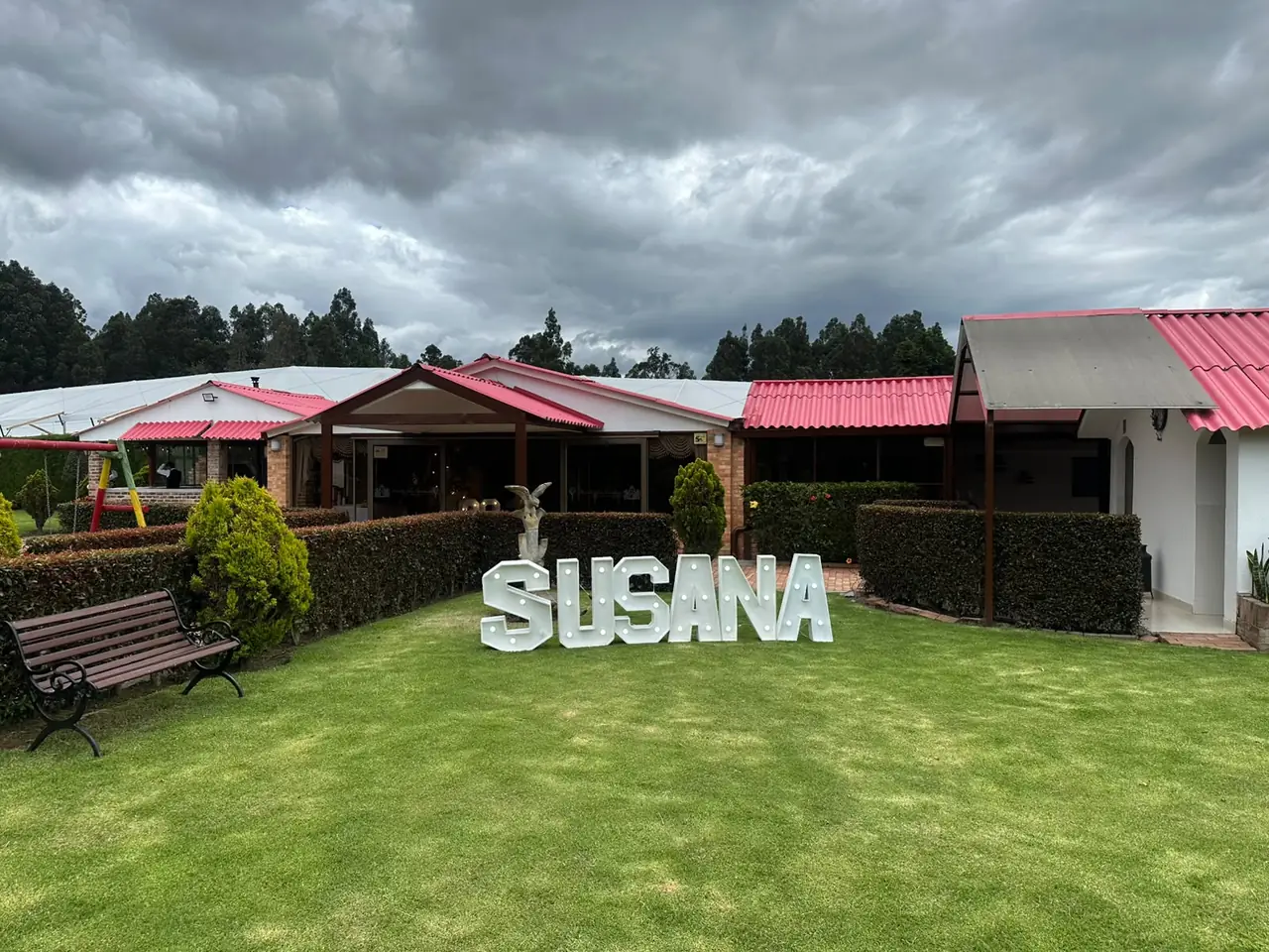 Letras gigantes personalizadas en jardín