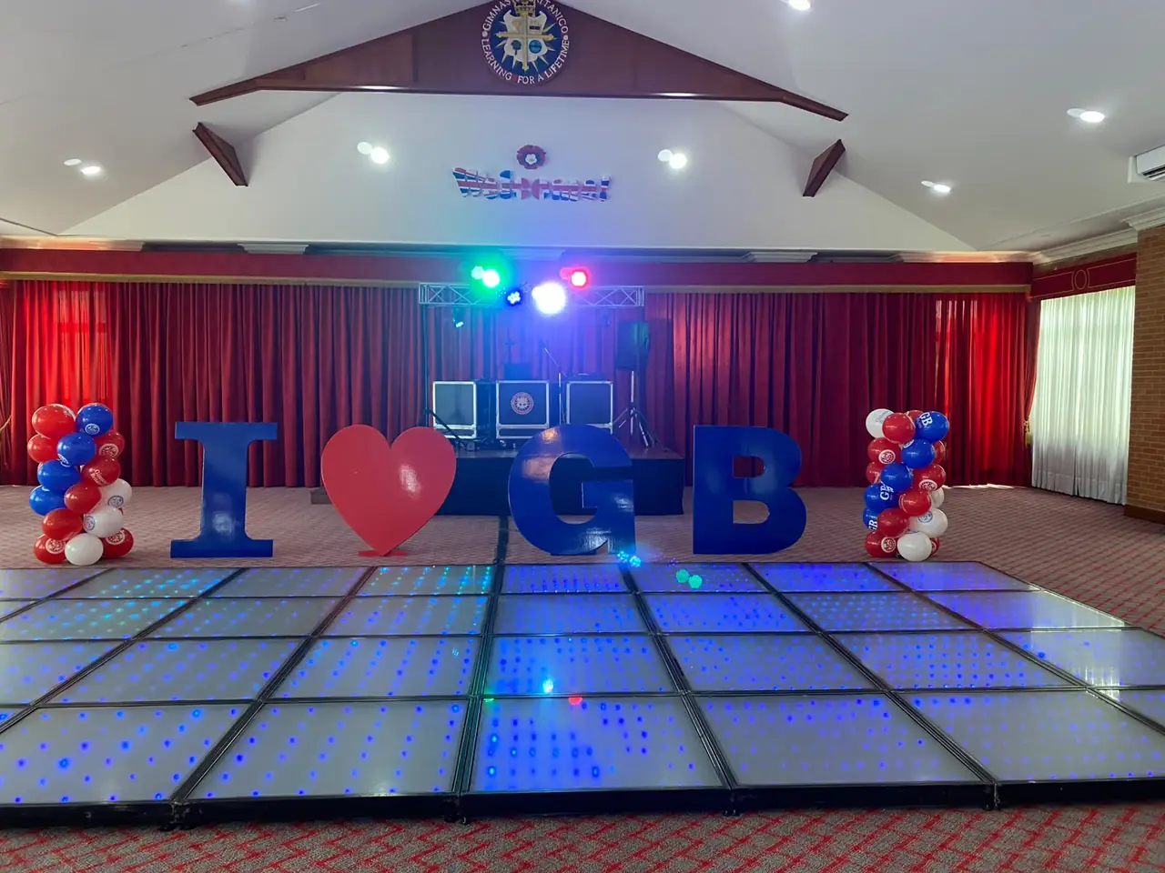 Pista LED, globos y letras para fiesta escolar