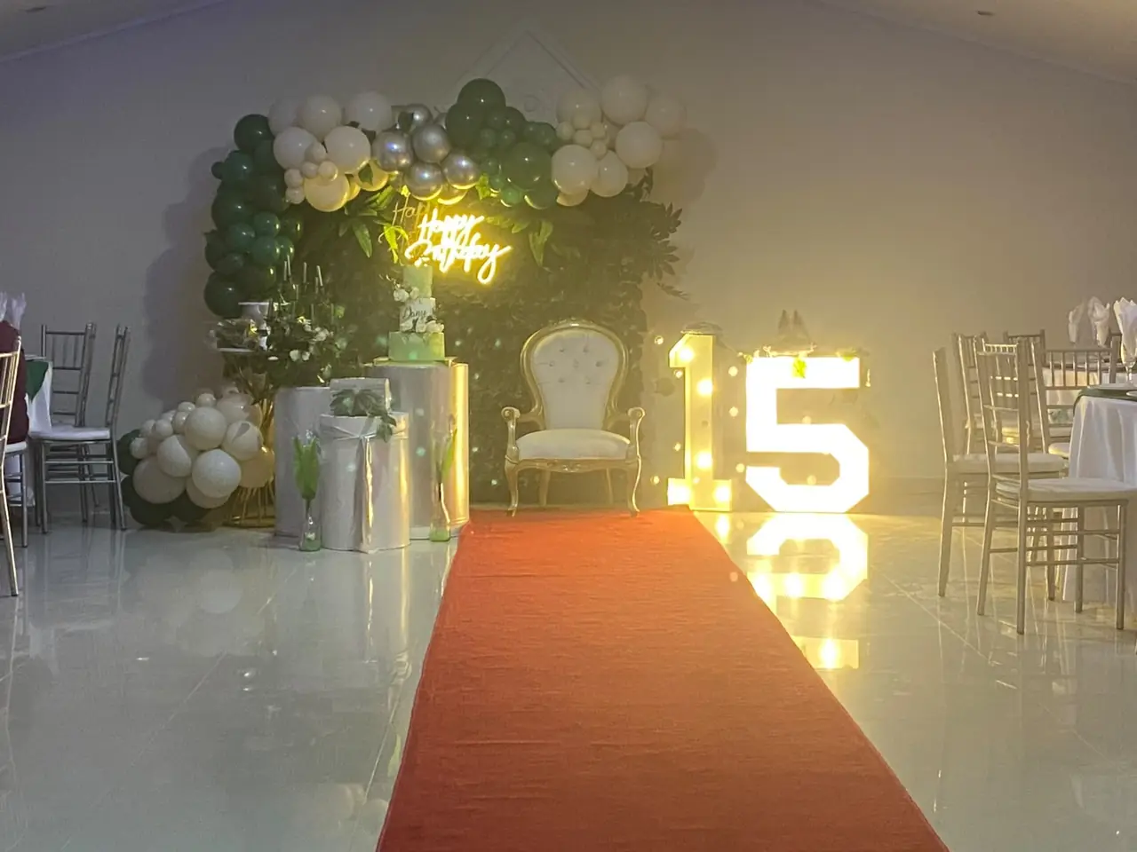 Alfombra roja, trono y números luminosos para una quinceañera