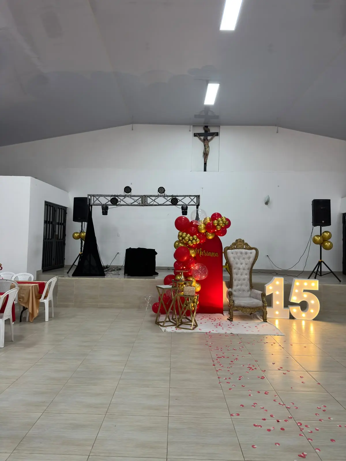 Decoración de 15 años con números luminosos y trono