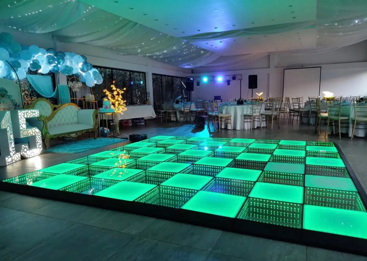 Pista LED y decoración para fiesta de 15 años