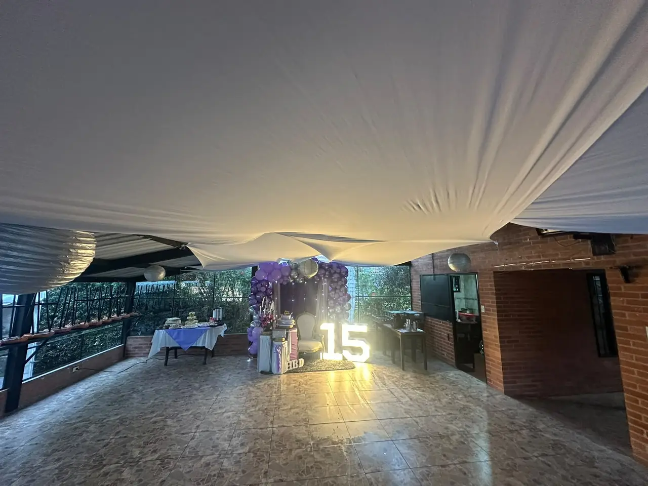 Salón decorado para 15 años con números luminosos