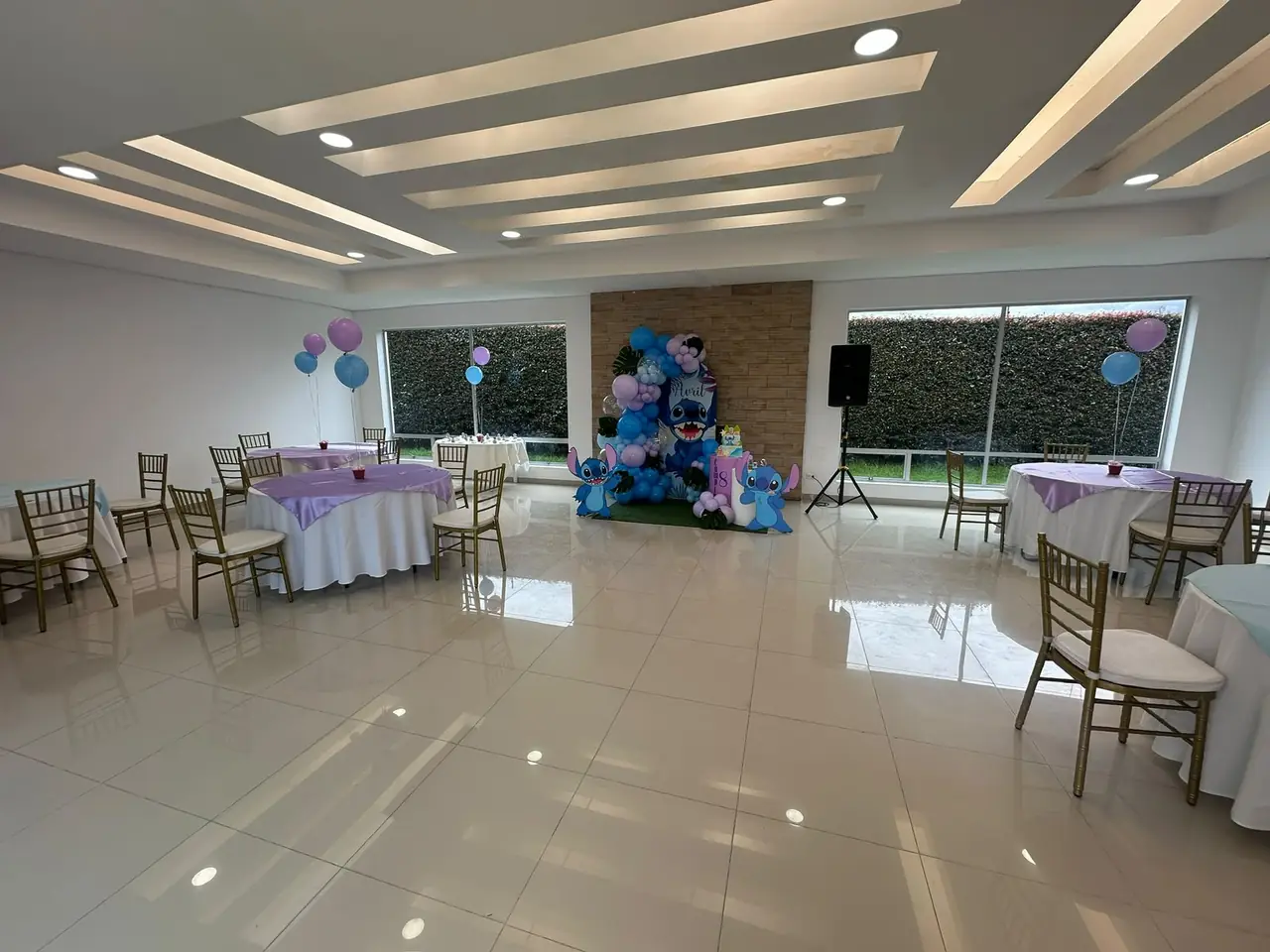 Salón decorado para celebración infantil con globos