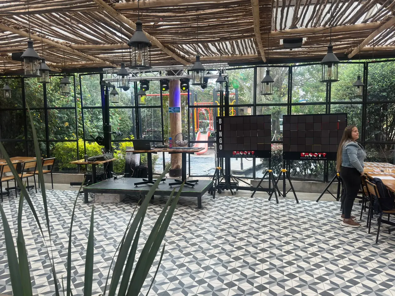 Montaje de sonido y pantallas en terraza