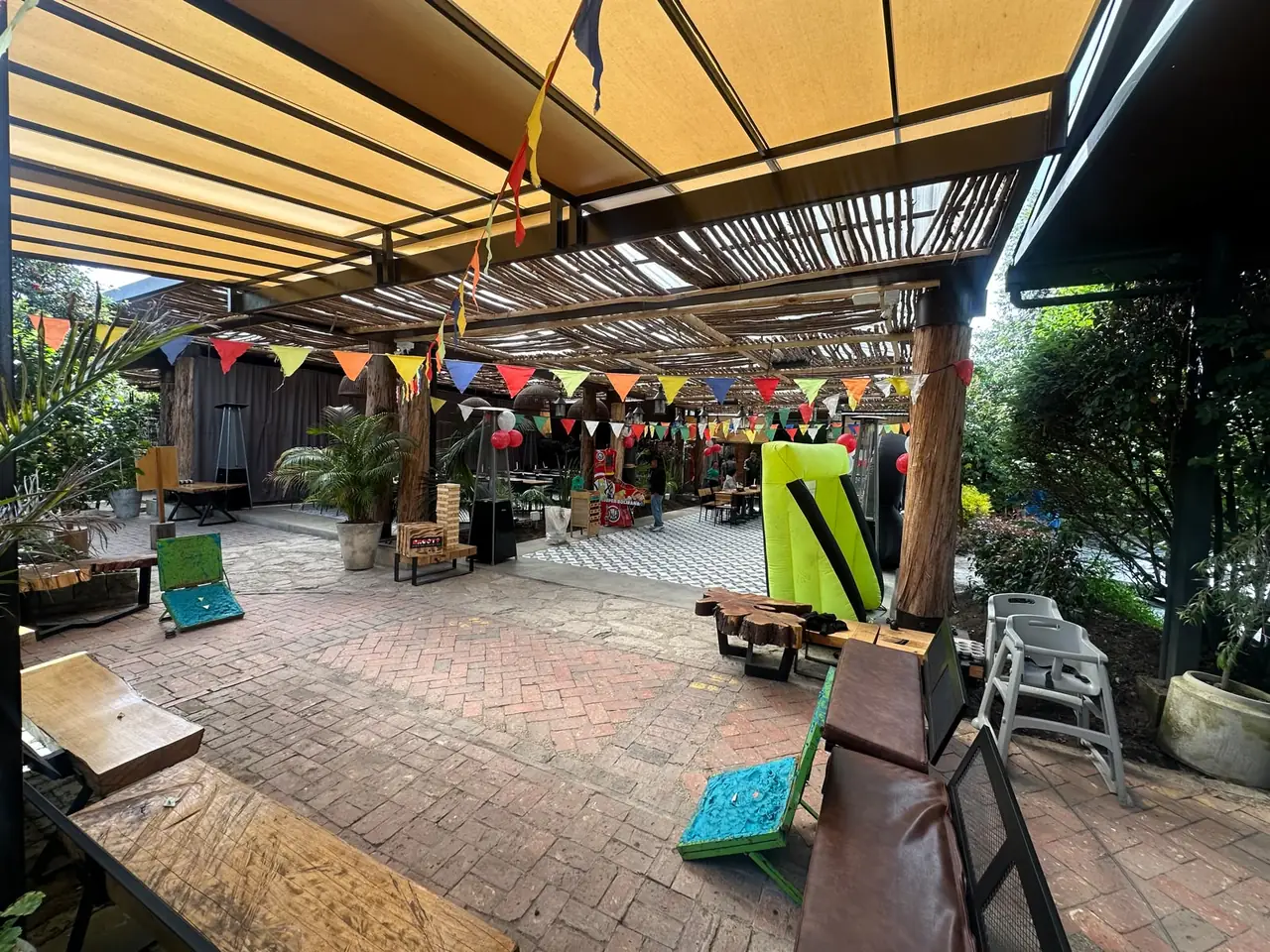 Terraza decorada con banderines para evento temático
